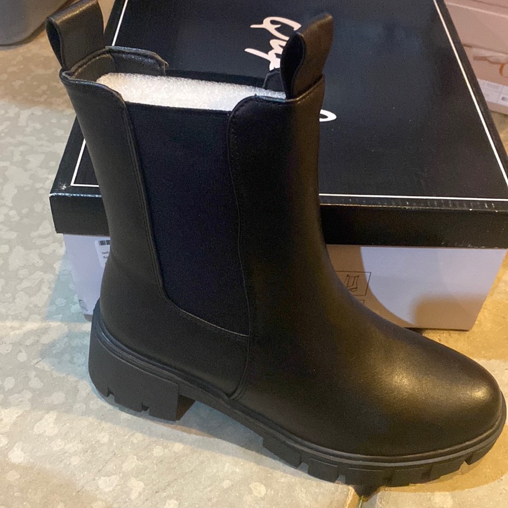 Qupid black boot with elastic and thick sole!
